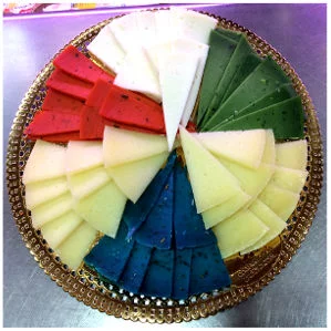 Bandeja quesos de colores de Charcutería Tradicional
