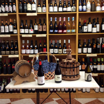 Mesa con vinos, uvas, prensa y barril