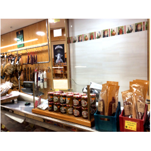 Interior mostrador, pared de azulejos zona de corte